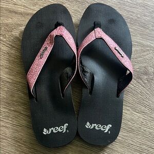 Reef Pink and Black Sandals with Textured Straps